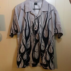 Men’s NWOT M short sleeve button shirt gray with black flames